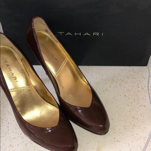 TAHARI brown heels